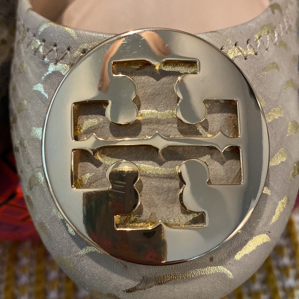 Tory Burch Silver Metallic Logo Ballet Flats - Picture 8 of 8